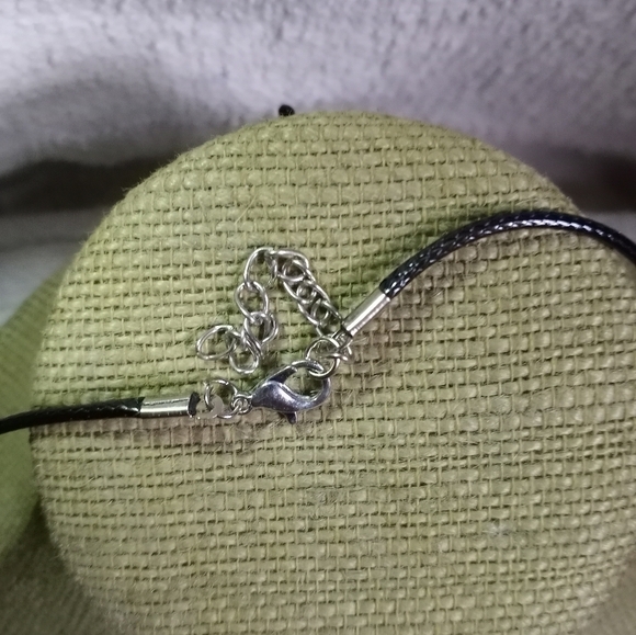 Silvertone leaves leaf 🍃 Necklace on black cord - Picture 4 of 5